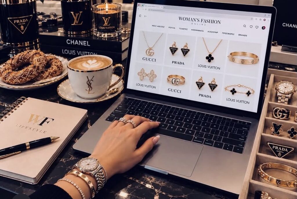 Laptop με κοσμήματα, ατζέντα και καφέ σε γραφείο